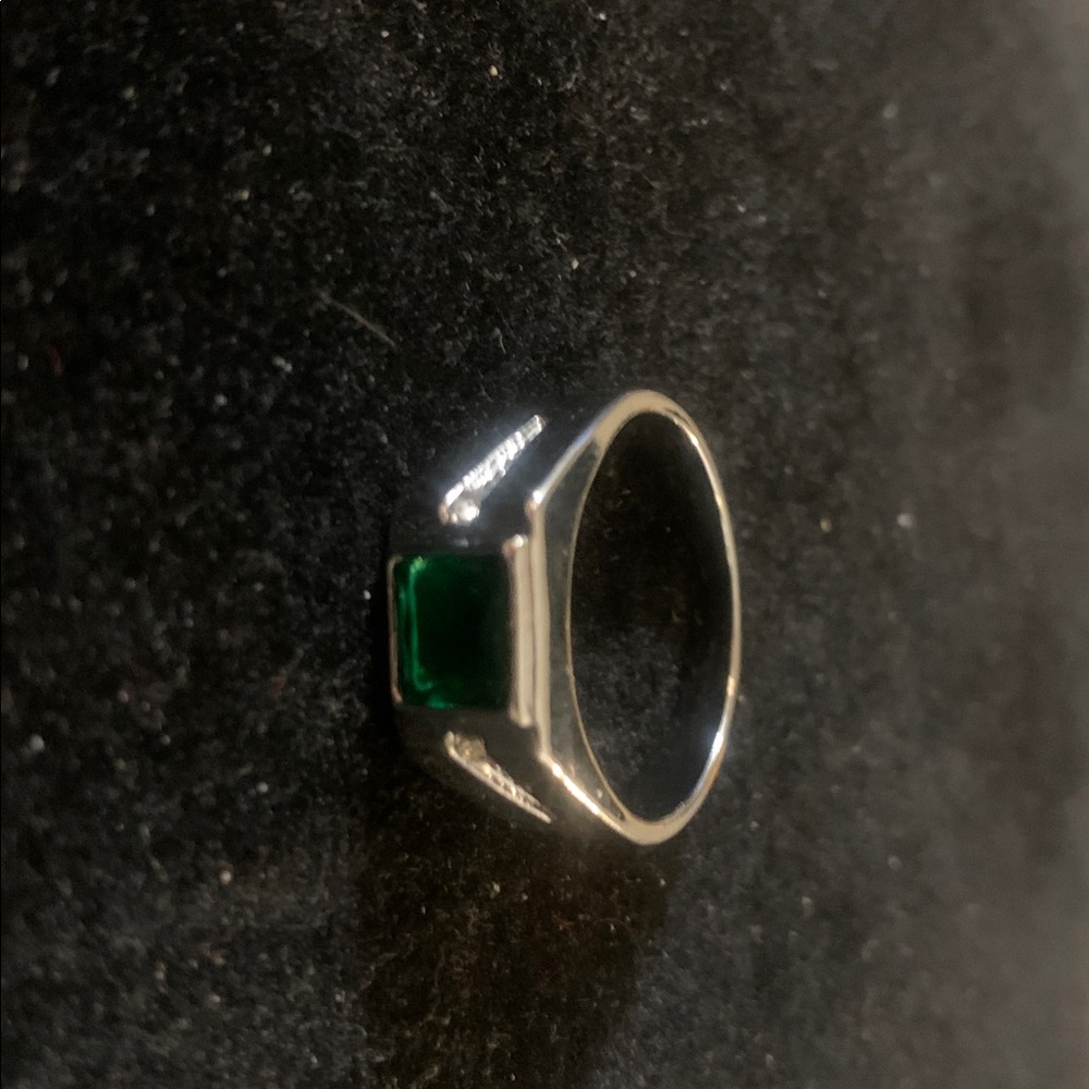 Silver ring with green gemstone. Size 13 - Picture 3 of 3